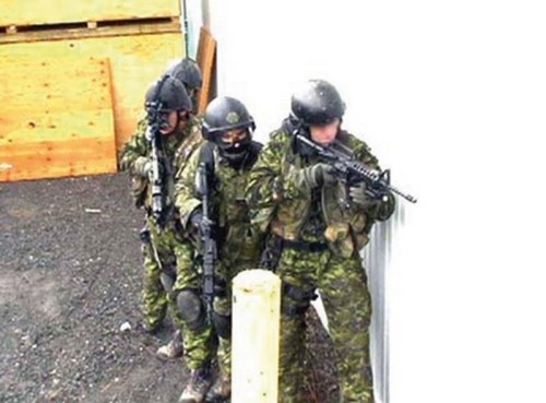Komandosi z JTF2 ćwiczący walkę w terenie zurbanizowanym, w budynku ulokowanym w ośrodku szkoleniowym w miejscowości Richmond przy Dwyer Hill i Franktown Road, 30 kilometrów na południowy-zachód od Ottawy /Zdjęcie: MON Kanady