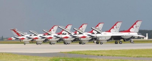 Biorąca udział w pokazie szóstka F-16C/D - dwa samoloty rezerwowe oczekiwały nieopodal.