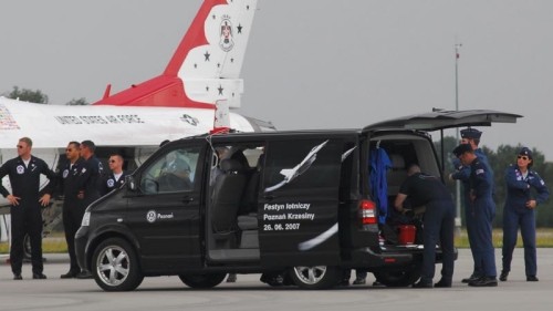 Transport personelu Thunderbirds zapewniały pojazdy własne eskadry, ale także samochody specjalnie udostępnione przez poznańską fabrykę 