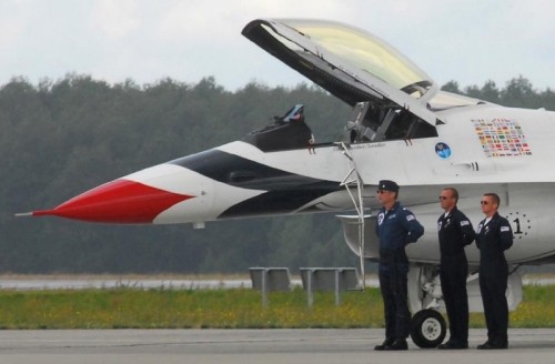 Gotowi do pokazu: dowódca Air Demonstration Squadron Thunderbirds Lt. Col. Kevin J. Robins oraz jego technicy, SSgt Steve Wyatt i SSgt Noel Moux