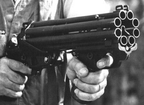 Ośmiolufowy Colt Defender konstrukcji Roberta Hillberga widziany od przodu budził respekt /Zdjęcie: archiwum Adama Góreckiego