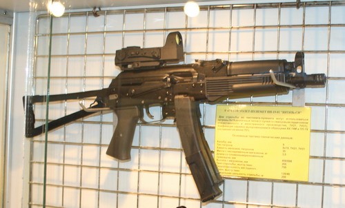 9-mm pistolet maszynowy PP-19-01 Isp.20 Witiaź-SN, modyfikacja pistoletu maszynowego Bizon-2-01, wyposażona w 30-nabojowy magazynek pudełkowy zamiast ślimakowego. 70% części PP-19-01 jest wymiennych z karabinkiem automatycznym AK-74M. Można do niego stosować rosyjską amunicję 9 mm x 19 - 7N21 i 7N31. Masa wynosi 3,0 kg, długość całkowita (z kolbą rozłożoną/złożoną) 698/458 mm, wysokość z podpiętym magazynkiem 265 mm, szybkostrzelność teoretyczna 750 strz./min. /Zdjęcie: Remigiusz Wilk
