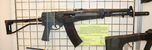 5,45-mm karabinek automatyczny AEK-971. W programie Abakan przegrał z AN-94 Nikonowa, jednak najwyraźniej jest promowany przez MWD /Zdjęcie: Remigiusz Wilk