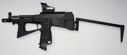 Pistolet maszynowy PP-2000 wyposażony w szynę montażową MIL-STD-1913 z kolbą rozłożoną /Zdjęcie: Remigiusz Wilk