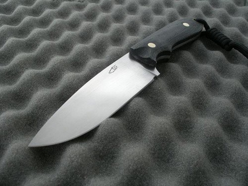 Nóż szlifowany na  szlifierce taśmowej ze stali N690 /zdjęcie: Sylwester Tyra