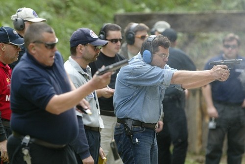 Pojedynek strzelecki  Dariusz Szamański kontra Włodzimierz Cichacz (Żory 2004). Shoot Off to  dodatkowa, bardzo widowiskowa konkurencja, która zawsze gromadzi sporo  widzów /Zdjęcie: Zibi