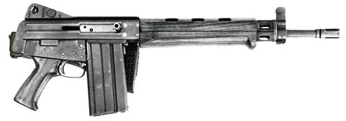 Zapomniany przodek z 1961, 7,62-mm karabin automatyczny AR-16. Pierwotnie proponowany dla jednostek pancernych, ze złożoną kolbą mierzył sobie jedynie 686 mm. Masa 3,94 kg, długość lufy 381 mm /Zdjęcie: archiwum Bogusława Trzaskały