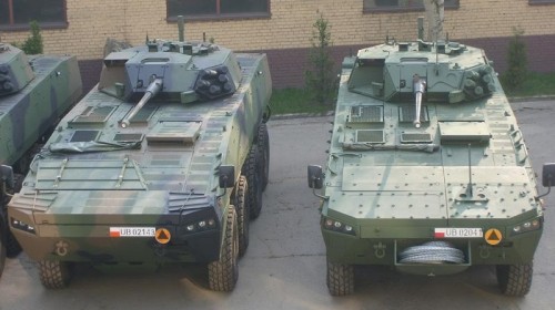 Porównanie Rosomaka  standardowego (z lewej) i demonstratora wersji afgańskiej / Zdjęcie:  WZM