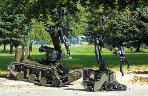 Do polskich jednostek  inżynieryjnych trafiły pierwsze 4 roboty neutralizująco-wspomagające opracowane  i wyprodukowane w Przemysłowym Instytucie Automatyki i Pomiarów (PIAP) w  Warszawie: 3 duże typu Inspector i jeden średni Expert