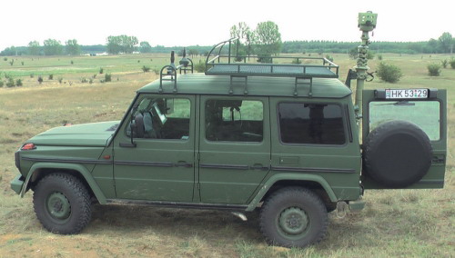 Zabudowę sprzętu na prezentowanym na zdjęciach samochodzie Mercedes Benz 270BA6 wykonano w należących do węgierskiego MO zakładach MH Armcom Kommunikációtechnikai (odpowiednik naszych wojskowych zakładów łączności) w Gödöllő, specjalizujących się w przygotowaniu i wykonaniu pojazdów dowodzenia i rozpoznania oraz instalacji m.in. cyfrowych systemów łączności rodziny MRR Kongsberga (ostatnio Węgry wznowiły zakupy systemu, zamrożone w 2003). 