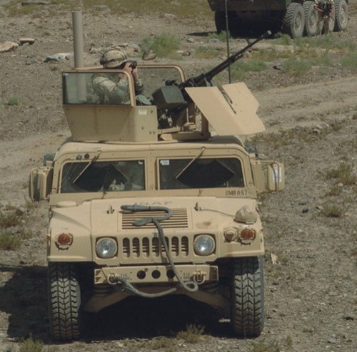 Polski humvee (HMMWV) w Afganistanie. Choć pojazdy tej rodziny przez lata były kreowane na symbol amerykańskiej armii, ostatnie lata wykazały, iż mają one poważne ograniczenia. Nigdy nie były projektowane do działań bojowych w warunkach konfliktu asymetrycznego. Ich kariera w polskich siłach zbrojnych wydaje się zmierzać ku końcowi. Nadchodzi era Lekko Opancerzonych Samochodów Patrolowych / Zdjęcie: PKW-A