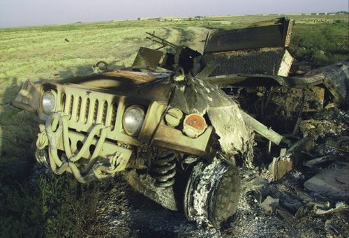 To co zostało z polskiego HMMWV po wybuchu miny o masie 6 kg i pożarze. W tym przypadku trzej członkowie załogi odnieśli lekkie obrażenia, a jeden poważniejsze oparzenia, jednak nikt nie zginął, co zakrawa na cud / Zdjęcie: CJTF 82