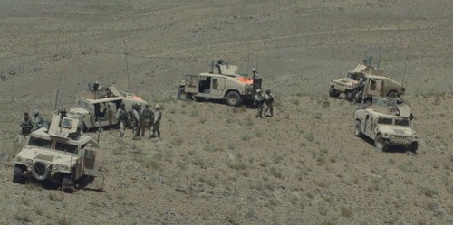 Grupa polskich humciów na patrolu w południowo-wschodnim Afganistanie. Być może od zmiany IV humvee zostaną całkowicie zastąpione zakupionymi przez państwo polskie spełniającymi współczesne wymagania pojazdami patrolowymi. Wcześniej realne jest częściowe uzupełnienie etatu pojazdami klasy LOSP. Co ciekawe, w wymaganiach na LOSP nie zaznaczono wprost możliwości montowania dodatkowych środków walki elektronicznej, czyli zagłuszarek do blokowania sygnału zdalnej detonacji pułapek minowych/ Zdjęcie: PKW-A