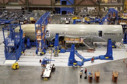 Z powodu braku odpowiedniej liczby lotniczych elementów złącznych do montażu prototypu Dreamlinera użyto tymczasowo zwykłych śrub i nakrętek. Potem trzeba było je wymienić na właściwe sworznie, nity i śrubonity, co spowodowało poślizg w programie /Zdjęcia: Boeing