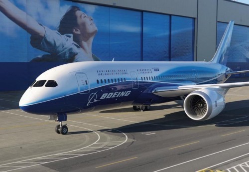 Na dziś twierdzi się, że pierwszy Boeing 787 wzbije się w powietrze w połowie listopada, a najpóźniej w połowie grudnia br. Dalsze odwlekanie oblotu może spowodować olbrzymie problemy z ukończeniem w terminie prób w locie i naziemnych, w których ma wziąć udział sześć samolotów /Zdjęcia: Boeing