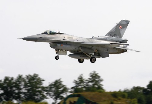 F-16 nad pasem w Krzesinach. Samoloty tego typu można spotkać również nad innymi polskimi lotniskami, w tym cywilnymi (np. Ławica lub Okęcie), gdzie piloci trenują wykonywanie lotów w przestrzeni powietrznej według przepisów ICAO / Zdjęcie: Krzysztof Sałata