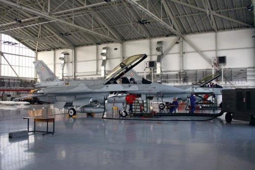 F-16 w hangarze obsługowym. Część samolotów jest wykorzystywana w procesie przeszkalania obsługi naziemnej / Zdjęcie: Krzysztof Sałata