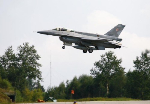 F-16D, numer boczny 4080, ląduje po kolejnym zadaniu w strefie / Zdjęcie: Krzysztof Sałata