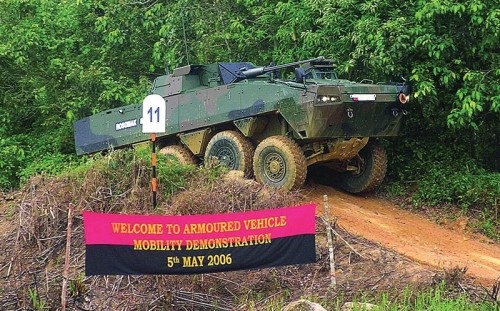 Debiut Rosomaka na  zagranicznym torze przeszkód - demonstracja możliwości jezdnych pojazdów  opancerzonych w ośrodku szkolenia armii malezyjskiej w Port Dickson, 5 maja 2006