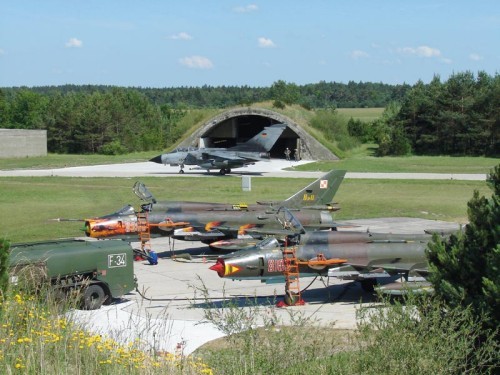 Polskie Su-22M4 z 8. ELT w towarzystwie niemieckiego Tornada ze Skrzydła Myśliwsko-Bombowego Luftwaffe na lotnisku w Lechfeld
