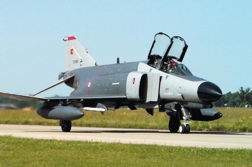 Ćwiczenia takie jak ELITE, to także znakomita okazja do nawiązania kontaktów z lotnikami innych państw, z którymi na co dzień nie mamy możliwości współdziałać. Na ELITE 2007 obecni byli między innymi Turcy z F-4 Phantom II i F-16, stacjonujący również w Lechfeld, tradycyjnie w sąsiedztwie Greków