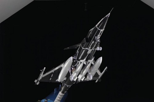 Obecnie w tunelu szwajcarskich zakładów RUAG trwają próby aerodynamiczne modelu nowej wersji Gripena z podwieszonym uzbrojeniem. Na opublikowanych zdjęciach widoczne są nowe belki podkadłubowe, na których przenoszone są bomby Paveway kierowane laserowo, pociski powietrze-powietrze Sidewinder na końcach skrzydeł i dwa zbiorniki z paliwem. Można dostrzec też nowe, przekonstruowane i wzmocnione podwozie przednie oraz konforemne zbiorniki paliwa na przejściu skrzydło-kadłub