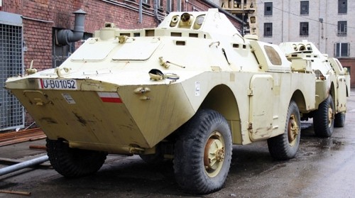 WZM w najbliższym  czasie ma podpisać z MON umowę na remont główny dwóch BRDM-2M96iK Szakal, które  powróciły z Iraku w fatalnym wręcz stanie (jeden z pojazdów w sposób  widoczny odczuł skutki wypadku, w trakcie którego wpadł - wedle informacji  przekazanych RAPORT-wto - do kanału, załoga wyszła cało z opresji...) /  Zdjęcie: Bartosz Szymonik