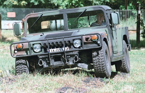 Pojazd  HMMWV w odmianie M1097A2 podczas prób w WITPiS w Sulejówku. Na okres badań  został on zarejestrowany w polskim rejestrze wojskowych pojazdów samochodowych.  Warto zaznaczyć, iż w 2000 przez kilka tygodni w WITPiS badany był także  pierwszy cięższy, mocniej opancerzony pojazd M1114 zakupiony przez siły zbrojne  Słowenii / Zdjęcia: Grzegorz Hołdanowicz