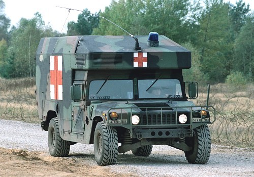 Według naszych informacji, jest wielce prawdopodobne, iż w Polsce zlokalizowana byłaby produkcja przygotowywanego przez AM General na potrzeby różnych użytkowników pojazdów HMMWV - nowego wariantu sanitarnego tego pojazdu, zbliżonego do obecnie eksploatowanego ambulansu czteronoszowego M997A2 (na zdjęciu). Polskie MON było zainteresowane zakupem tego typu pojazdów, jednak w obecnych warunkach nie jest możliwe uruchomienie ich produkcji wobec braku zapotrzebowania z innych państw
