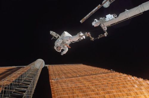 Kluczowym elementem misji STS-120 okazało się usunięcie usterki panelu ogniw słonecznych. Bez pełnej mocy ogniw, następne etapy budowy stacji orbitalnej stanęłyby pod znakiem zapytania. Naprawę, improwizowanymi narzędziami, przeprowadzili Scott Parazynski i Douglas Wheelock. Na zdjęciu Scott Parazynski i naprawione prowizorycznie ogniwo słoneczne stacji kosmicznej