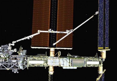 W celu przetransportowania astronauty w miejsce, gdzie znajdował się uszkodzony panel ogniwa słonecznego, trzeba było użyć dwóch połączonych ze sobą wysięgników- stacji kosmicznej i wahadłowca