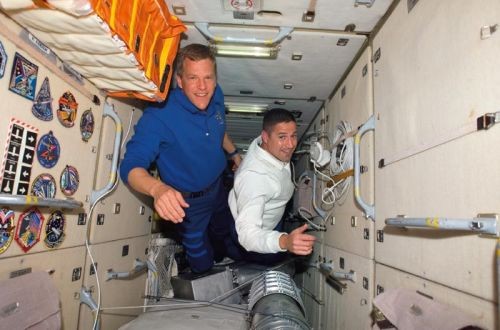 Scott Parazynski (z lewej) i George Zamka na pokładzie promu kosmicznego Discovery