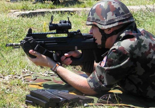W czerwcu 2006 ministerstwo obrony Słowenii podpisało z FN Herstal kontrakt na zakup 6,5-tysiąca karabinków automatycznych FN F2000S, nieznacznie zmodyfikowanych w porównaniu z modelem podstawowym / Zdjęcie: MON Słowenii 