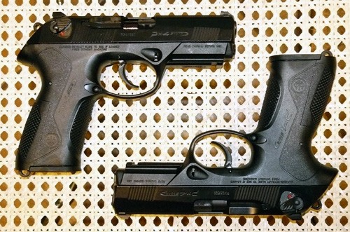 Testowane pistolety Beretta Px4 Storm w wersji G (wyżej) i F (niżej). Oba posiadają mechanizm SA/DA, przy czym w F bezpiecznik nastawny połączony jest z zwalniaczem kurka, zaś w G skrzydełko na zamku działa wyłącznie jako zwalniacz kurka / Zdjęcie: Remigiusz Wilk