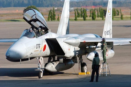 Japoński F-15DJ przygotowywany do kolejnego lotu z bazy Hyakuri. Samoloty tego typu poddawane są obecnie modernizacji, która pozwoli na ich użytkowanie przez kilkanaście kolejnych lat, choć Japończycy już dziś rozglądają się za następcą tych potężnych maszyn. Czy zastąpi je ATD-X? / Zdjęcie: USAF