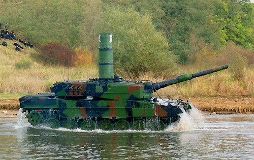 Leopard, któremu pod wodą zgasł silnik wyciągany jest na brzeg za pomocą stalowej liny, holowanej właśnie przez wóz zabezpieczenia technicznego Bergepanzer 2A2 /Zdjęcie: Radosław Szewczyk