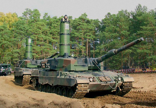 Czołgi Leopard 2A4 z 10. Brygady Kawalerii Pancernej przygotowane do pokonywania przeszkody wodnej /Zdjęcie: Radosław Szewczyk
