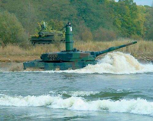 Leopardy 2A4 z dużą prędkością wjeżdżały do Odry, by sprawnie forsować przeszkodę /Zdjęcie: Radosław Szewczyk