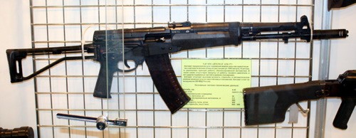 Na początku XXI wieku 5,45-mm karabinek automatyczny AEK-971 trafił do uzbrojenia Wojsk Wewnętrznych MSW Rosji. Broń Kokszarowa jest o 0,5 kg lżejsza od AN-94 /Zdjęcie: Remigiusz Wilk