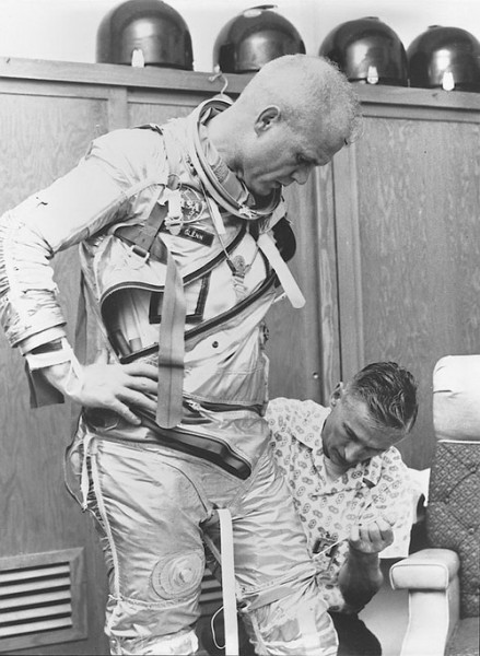 John Glenn w czasie przygotowań do pierwszego (1962) i ostatniego lotu (1998)