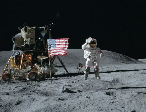 John Young w słynnym podskoku na Księżycu