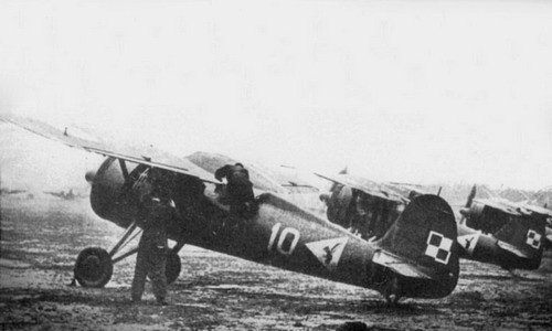 Samolot myśliwski PZL P. 11c (n/s. 8.70) z białym numerem 10 na kadłubie. Latał na nim ppor. Hieronim Dudwał. Na kadłubie dobrze widoczne godło 113. Eskadry Myśliwskiej z wymalowanym Puchaczem / Zdjęcie: archiwum autorów