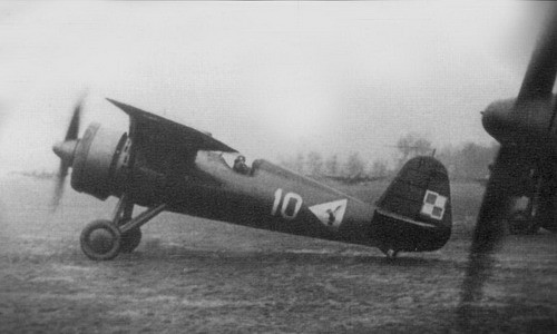 Podporucznik Dudwał staruje z lotniska Okęcie do lotniczej parady wiosną 1939 / Zdjęcie: archiwum autorów