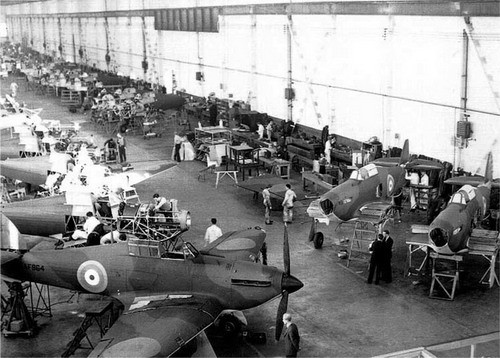 Produkcja samolotów Hawker Hurricane Mk.X w kanadyjskiej fabryce. W szczytowym okresie hale produkcyjne opuszczało nawet piętnaście samolotów miesięcznie / Zdjęcie: RCAF