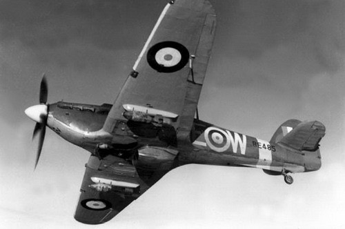 Hawker Hurricane był nie tylko świetnym samolotem myśliwskim. W razie potrzeby mógł też atakować cele naziemne. Na zdjęciu w locie z dwoma bombami na zaczepach podskrzydłowych / Zdjęcie: RCAF