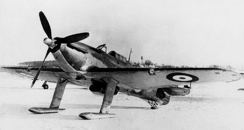 Kilkanaście spośród kanadyjskich Hurricane'ów, które operowały w skrajnie trudnych, zimowych warunkach, wyposażono w płozy, zamiast konwencjonalnego podwozia kołowego. Na zdjęciu zimowy Hurricane Mk.XII / Zdjęcie: RCAF