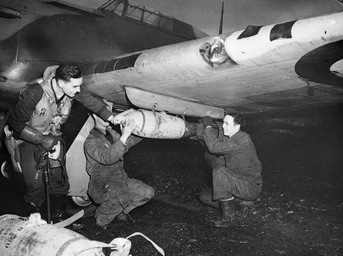 Podwieszanie bomby pod skrzydłem kanadyjskiego Hurricane'a / Zdjęcie: RCAF