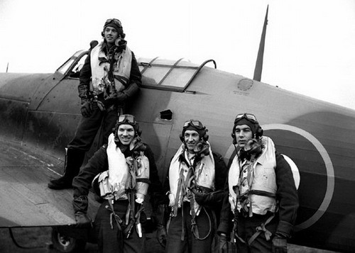 Czterech kanadyjskich pilotów służących w 438. Dywizjonie Myśliwskim pozuje do zdjęcia przy myśliwcu Hurricane. Na skrzydle stoi F/O R. E. Johnson, pod nim od lewej: F/O R. F. Reid, F/O H. E. Dawber i F/O R. M. McKenzie. Johnson zginął w walce 15 lipca 1944, a McKenzie zaledwie trzy dni później / Zdjęcie: RCAF