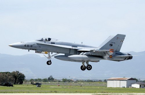 Hiszpański EF-18 ląduje po pozorowanej walce powietrznej