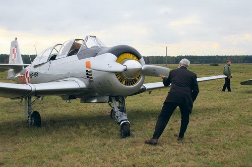 Przepisy Part M, dopuszczają aby pilot-właściciel statku powietrznego, bez dodatkowych uprawnień, mógł wykonywać większą cześć czynności obsługowych związanych z obsługą bieżącą i wykraczających poza nią. Będzie mógł np. uzupełnić olej lub napompować amortyzatory w swoim samolocie, nasmarować łożyska kół podwozia, wymienić fotele itp. Obsługa techniczna realizowana przez pilota będzie więc znacznie wykraczać poza uzupełnianie paliwa i oleju przed lotem / Zdjęcie: Grzegorz Sobczak